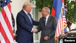 ABŞ prezidenti Donald Tramp Ağ evdə görüşə gələn Ermənistan baş naziri Nikol Paşinyanı qarşılayır.