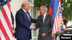 US President Donald Trump and Armenian Prime Minister Nikol Pashinian shake hands. (file photo)