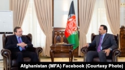 ادریس زمان سرپرست وزارت خارجۀ افغانستان و جان بس سفیر امریکا در کابل در بارۀ پروسۀ صلح افغانستان بحث کردند. 