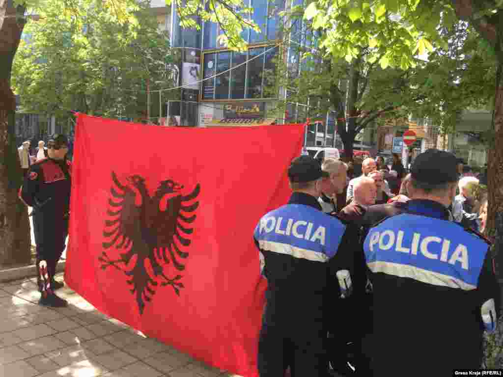 Policia shqiptare po përkujdeset për mbarëvajtjen e protestës.