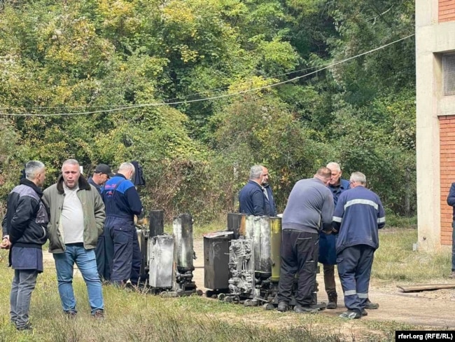 Punonjës të ndërmarrjes Trepça pranë vendin ku gjendet trafoja e djegur, që furnizonte horizontin e 11-të të minierës, në Stantërg. Tetor 2026.