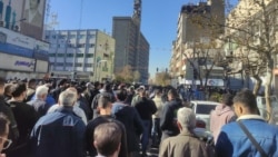 از تصاویری که شبکه‌های اجتماعی تشکل‌های بازار در مورد اعتراضات امروز، دوشنبه ۸ دی در مرکز شهر تهران، منتشر کرده‌اند