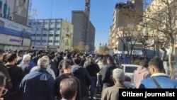 از تصاویری که شبکه‌های اجتماعی تشکل‌های بازار در مورد اعتراضات امروز، دوشنبه ۸ دی در مرکز شهر تهران، منتشر کرده‌اند