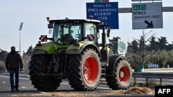 Fermierii francezi se plâng de condițiile grele de muncă, salariile și pensiile mici, dar și de reglementările naționale și europene tot mai complexe din domeniul agriculturii.