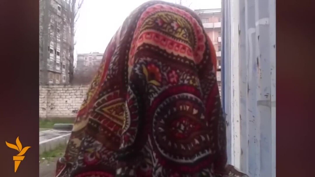 Әпкенің інісімен жыныстық қатынасқа түсуін қараңыз