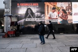 Рекламный щит информационной кампании, запущенной президентом Мексики Клаудией Шейнбаум против производства и употребления фентанила. "Фентанил тебя убивает, отдались от наркотиков! Любовь дает помощь, выбирай быть счастливым". Мехико, 7 февраля 2025 года