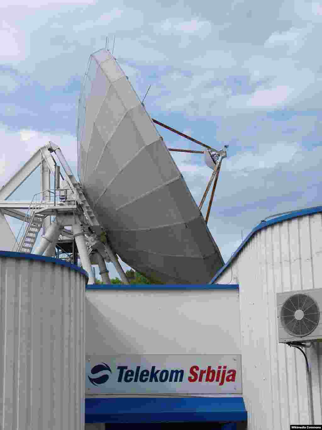 Od 2007. Telekom Srbija vlasnik je 65 odsto Telekoma Srpske iz Banjaluke kojim pokriva celu teritoriju Bosne i Hercegovine, kao i 51 odsto M:tel d.o.o. Podgorica gde je 49 odsto tog operatora mobilne telefonije iz Crne Gore u vlasništvu Telekoma Srpske. Zvaničnici Srbije Telekom označavaju kao jedno od najprofitabilnijih srpskih preduzeća.