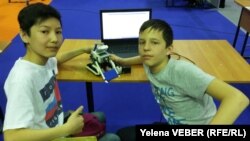 Участники фестиваля робототехники школьники из Астаны Саламат Куанганов и Егор Кадацких, представившие свою совместную работу — робота-сумо. Караганда, 22 апреля 2017 года.