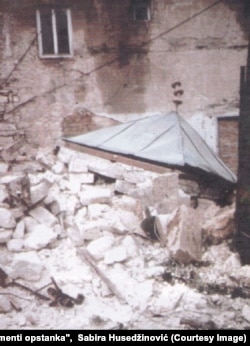 Fotografija nastala u decembru 1993. godine, nakon rušenja Sahat-kule.