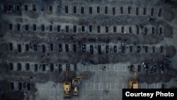 Расонаҳои эронӣ навиштанд, ки ин қабрҳо барои духтарони мактабхон дар Миноб омода шудаанд, ки дар ҳамлаи рӯзи 28 феврал ба ҳалокат расиданд. 2 марти соли 2026.