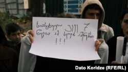 მოსწავლეები მე-10 სკოლის მშენებლობის დროულად დასრულებას ითხოვენ, იქამდე კი - სივრცეს, სადაც სრულფასოვან განათლებას მიიღებენ. 