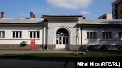 Fațada principală a fostului penitenciar Pitești e absolut banală. Ea ascunde însă un trecut zguduitor pentru însăși natura umană. Cruzimile dezvăluite de mărturiile supraviețuitorilor „experimentului” Pitești și de documentele de sub ocupația sovietică sunt extrem de dure.