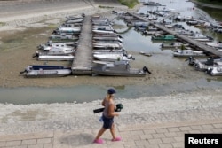 Marina sa isušenim rečnim koritom na ušću u Dunav nakon pada vodostaja u Apatinu, Srbija, 26. jul 2026.