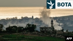 Tymi ngrihet nga një vend i goditur nga artileria izraelite në një fshat në jug të Libanit, më 25 mars.