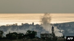 Fumul se ridoică din locul unui atac israelian asupra sudului Libanului. 25 martie 2026.