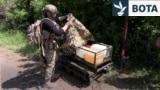 Dronët tokësorë me fibra optike furnizojnë ushtarët ukrainas në front