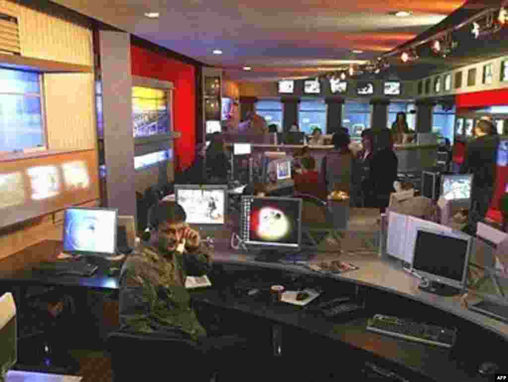 Journalists at the private TV channel Rustavi 2 were at work in their newsroom in Tbilisi on November 8, 2007. Rustavi 2 said good-bye to its audience and promised to return in two weeks. Camouflaged police patrolled the Georgian capital and news programs were shut down at the start of the state of emergency.(AFP photo)