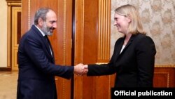 Armenia - Prime Minister Nikol Pashinian meets with U.S. Deputy Assistant Secretary of State Bridget Brink in Yerevan, 28 May 2018.