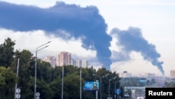 Украина дронлари ҳужумидан кейин Россиянинг Москва вилоятидаги Подольск шаҳри осмонини тутун қоплади, 20 июль,  2026.