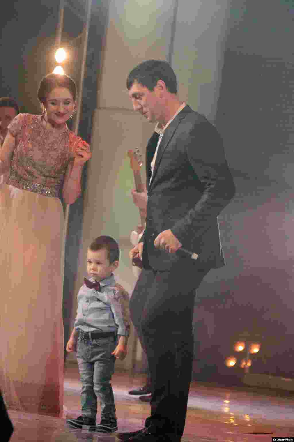 Фирдүс Тямаев, Резедә Әхмәтвалиева һәм аларның кечкенә уллары Раян