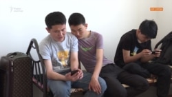 «Мама, не плачь». Сыновья из Синьцзяна воссоединились с матерью в Казахстане