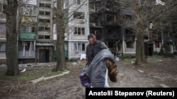 A Ukrainian woman prepares for evacuation in the Ukrainian town of Pokrovsk, Donetsk region. (file photo)