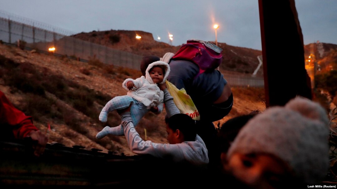 Migranti iz Hondurasa pokušavaju da pređu američku granicu