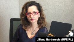 Experta Raluca Răducanu în studioul Europei Libere de la Chișinău 