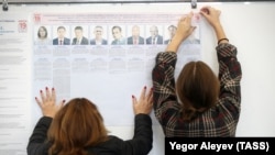 Під час підготовки однієї з виборчих дільниць у столиці Татарстану Казані. Голосування на виборах Держдуми Росії триватиме протягом 17–19 вересня