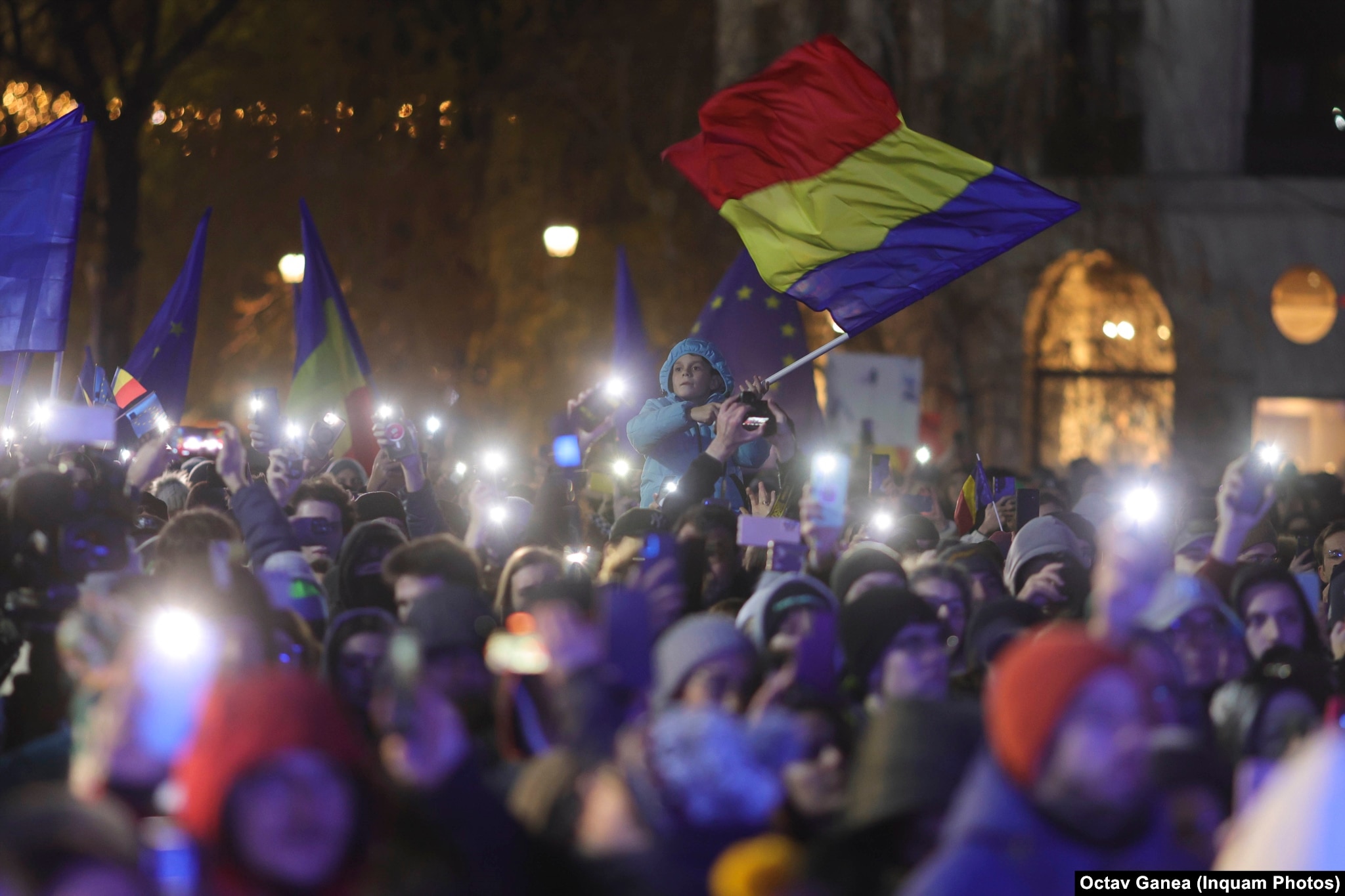 Багатотисячна акція на підтримку демократії у столиці Румунії напередодні другого туру президентських виборів, що були заплановані на 8 грудня. Бухарест. 5 грудня 2024 року