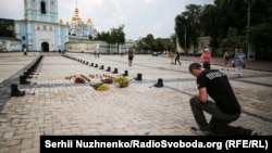 Під час акції пам'яті 49 десантників і членів екіпажу літака ЗСУ Іл-76, який був збитий у ніч на 14 червня 2014 року російськими гібридними силами при заході на посадку в аеропорт Луганська пострілом із ЗРК. Київ, 14 червня 2019 року