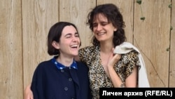 Севда Семер (вдясно) и съпругата ѝ