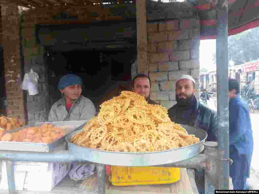 د چهار باغ بازار جلیبي بیا نوم وتي دي. د پخلي جلا ځانګړنه لري.