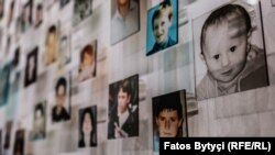 Fotografitë e fëmijëve të vrarë gjatë luftës të paraqitura në ekspozitë “Na Ishte Njëherë Që Kurrë Mos Qoftë”.