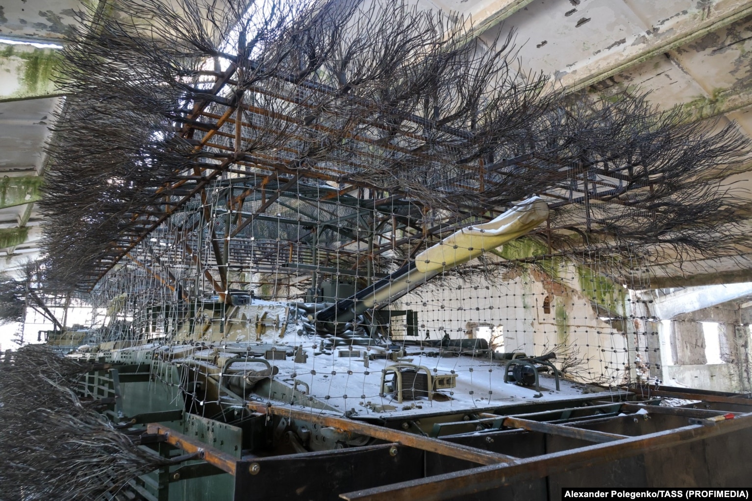 Një automjet i blinduar, i pajisur me rrjetë dhe armaturë shtesë në punishten në Zaporizhja.