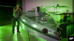 O dronă ucraineană, marină, numtă Magura V5, la o expoziție, la Kiev, în vara anului trecut. Armata ucraineană ar urma să fie modernizată continuu, după planurile aliaților.