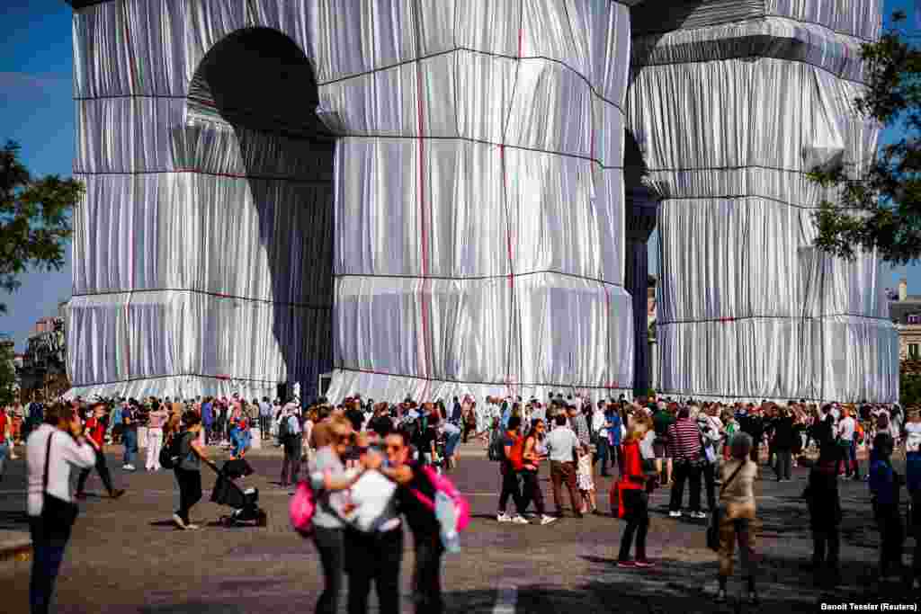 Crowds gather to witness the wrapped arch on September 18. &nbsp; Christo himself vowed after fleeing Bulgaria&#39;s repressive communist government not to &quot;give a millimeter of my freedom&nbsp;[away] and damage&nbsp;my&nbsp;art.&quot; None of the massive projects he and Jeanne-Claude made was funded with public money.