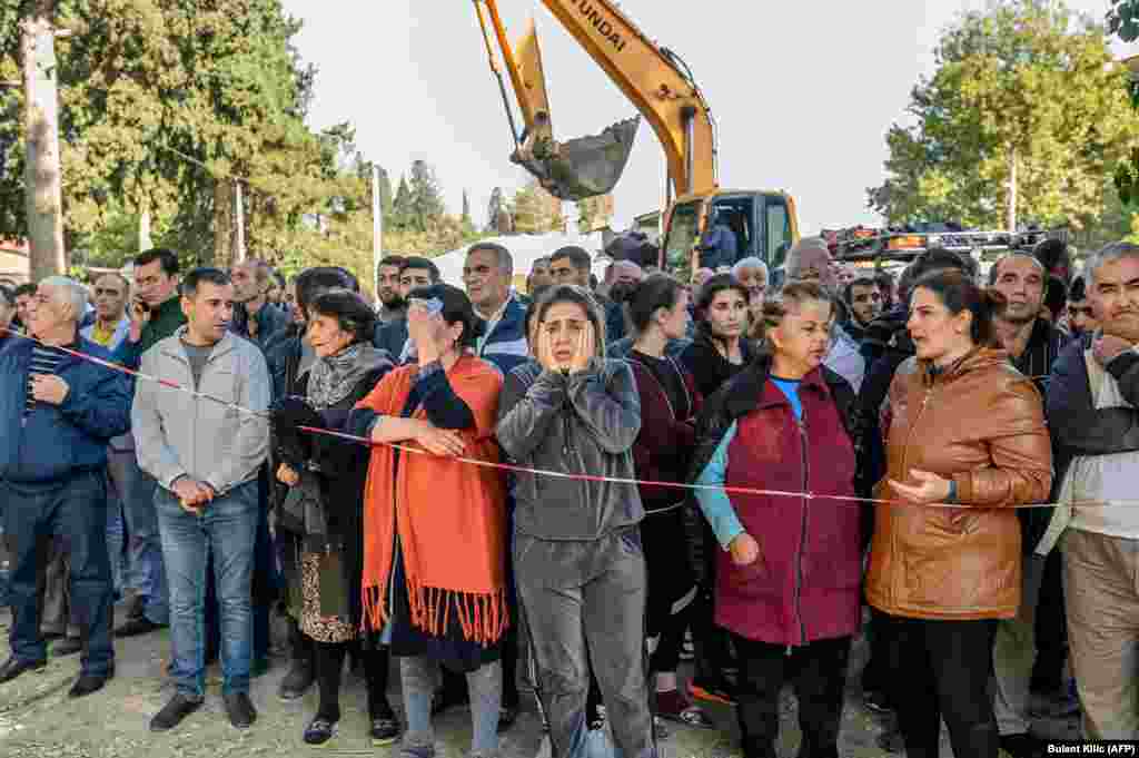 Oktâbrniñ 11-nde raketa Gâncadaki evlerge zarar ketirgen soñ, yerli sakinler sağ qalğanlarnıñ qıdıruvlarını közete