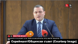 Кметът на Русе Пенчо Милков по време на заседанието на Общинския съвет във вторник, на което беше обсъдено и гласувано решението, с което Община Русе поиска 10 млн. евро от държавата, за да купи буферния паркинг за тирове.