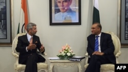 Pakistan -- Indian Foreign Secretary Subrahmanyan Jaishankar (L) holds talks with Pakistani counterpart Aizaz Ahmed Chaudhry at the Foreign Ministry in Islamabad, March 3, 2015
