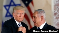 Kryeministri i Izraelit, Benjamin Netanyahu, djathtas, me presidentin e zgjedhur amerikan, Donald Trump.