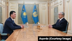 Қазақстан президенті Қасым-Жомарт Тоқаев (оң жақта) Ақордада жаңа тағайындалған вице-президент Ерлан Қаринді қабылдап отыр. Астана, 31 тамыз, 2026 жыл.