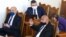 Премиерът Бойко Борисов поздравява депутатите от ГЕРБ по време на изслушване в Народното събрание за реакцията на правителството на кризата, причинена от епидемията от COVID-19