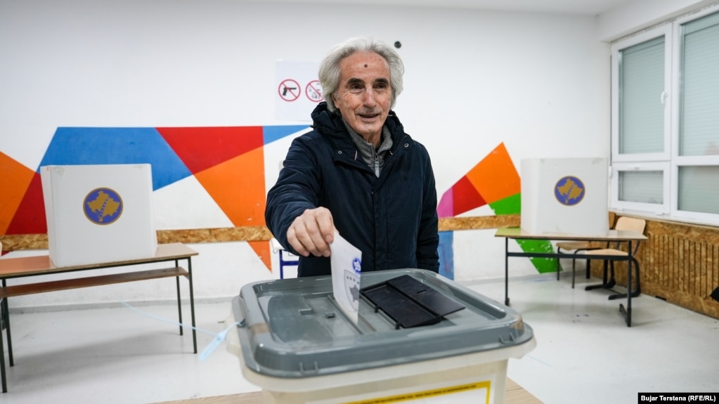 Një burrë voton në garën për kryetarin e Prishtinës, 9 nëntor 2025.Gara për kryeqytetin, mes Përparim Ramës së LDK-së dhe Hajrullah Çekut të LVV-së, është ndër më të ngushtat.Dallimi mes tyre në rundin e parë nuk ka mundur të ishte më i vogël, vetëm 0.5 për qind.