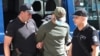 Съдебната охрана конвоира 31-годишния Николай Маджаров до Районния съд във Варна, 18 септември 2025 г.