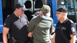 Съдебната охрана конвоира 31-годишния Николай Маджаров до Районния съд във Варна, 18 септември 2025 г.