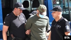 Съдебната охрана конвоира 31-годишния Николай Маджаров до Районния съд във Варна, 18 септември 2025 г.