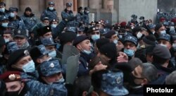 Poliția s-a confruntat cu protestatarii anti-Pașinian în fața guvernului de la Erevan. 28 ianuarie 2021.