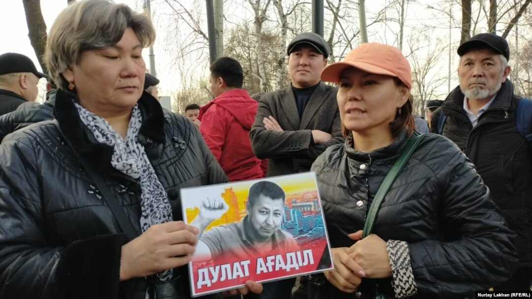 Дулат Ағаділдің өлімін дұрыс тергеуді талап етіп тұрған жұрт. Алматы, 26 ақпан 2020 жыл. 