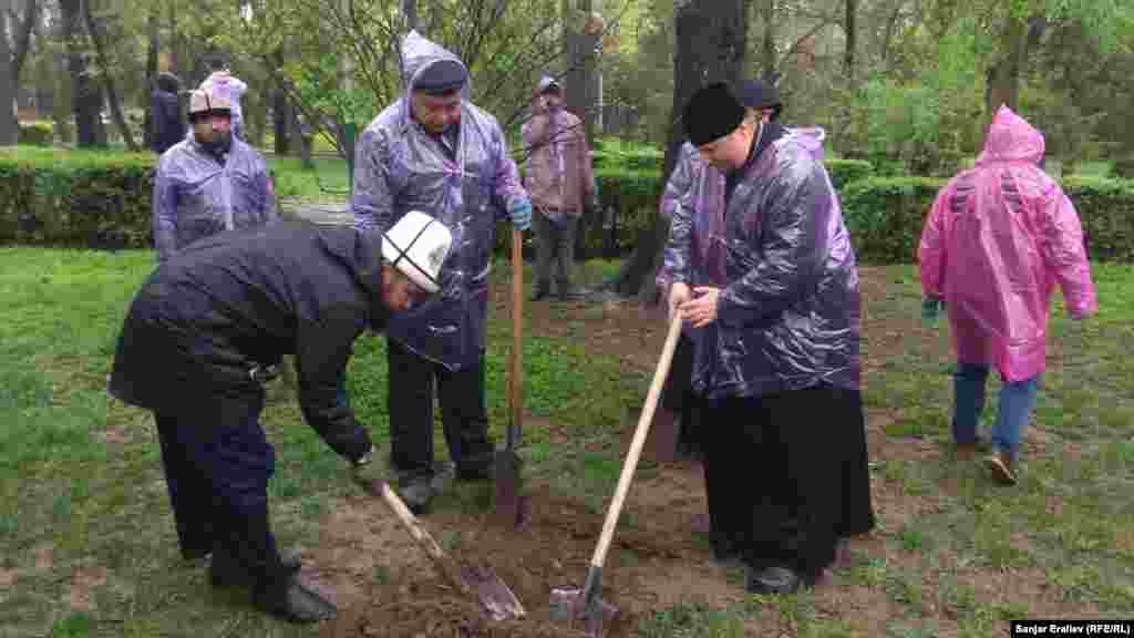 Кыргызстанды ислам, христиан, буддизм жана башка бир катар дин өкүлдөрү байырлашат.